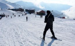Prof. Dr. Belgin Elmas Cumhuriyet için yazdı: Kayak öğrenip dağların tepelerinden inmek mi, İngilizce öğrenip dilediğin zirveye çıkmak mı?