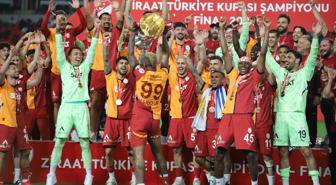 Büyük coşku! Galatasaraylı oyuncular, Türkiye Kupası’nı kaldırdı